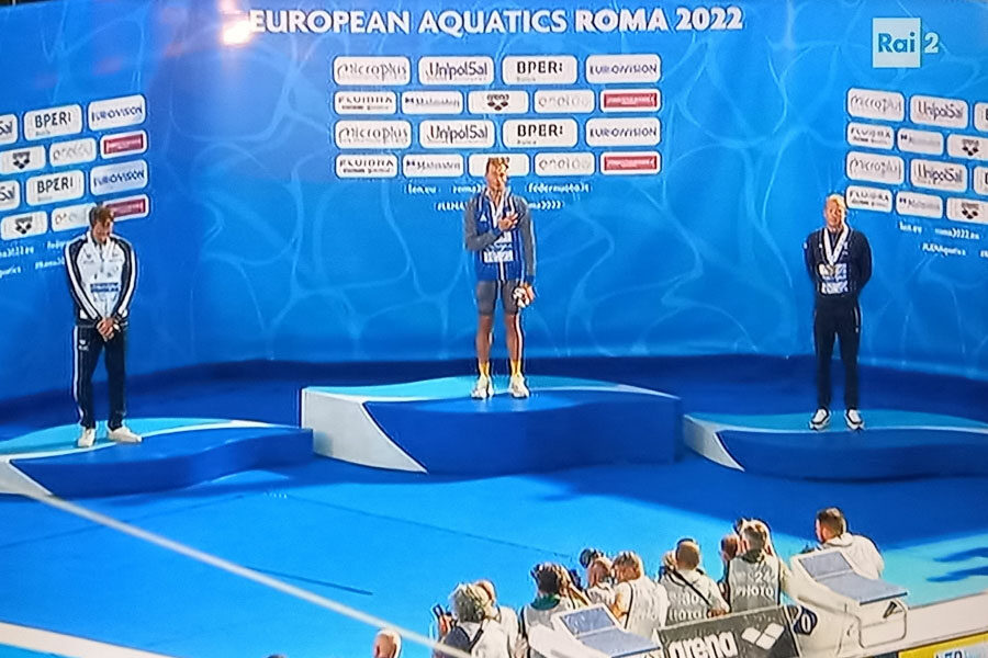SAYERLACK-SUL-PODIO-DEGLI-EUROPEAN-AQUATICS-DI-ROMA-2022-900x600