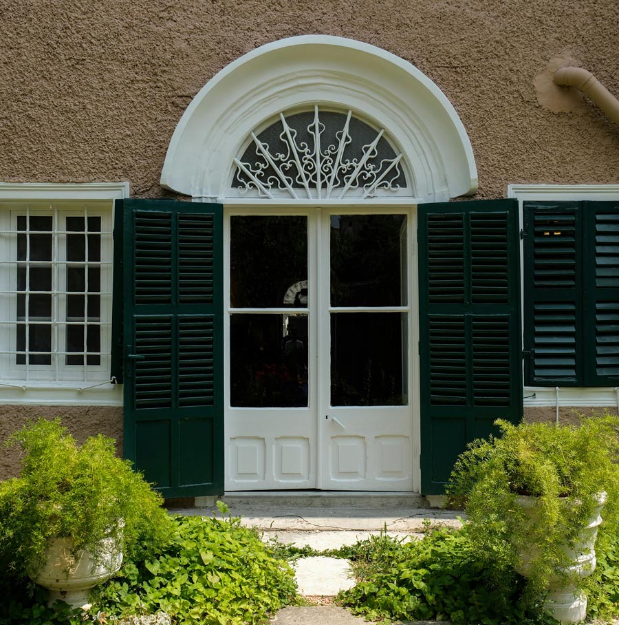 CLEANING OF DOORS with a specific product: Neutral Detergent